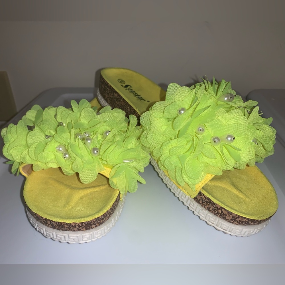 🐠 NWOT SEASTAR flower sandals with pearls size 39